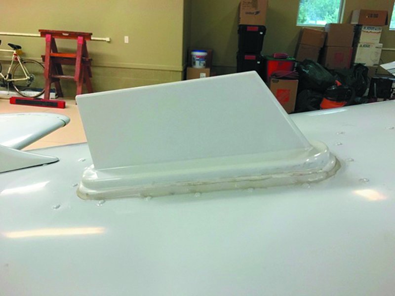 aircraft ELT blade antenna